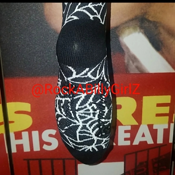 Sourpuss 18" White Spiderweb Halloween Spider Web Knee Sock Non Skid Logo Bottom - Picture 4 of 4